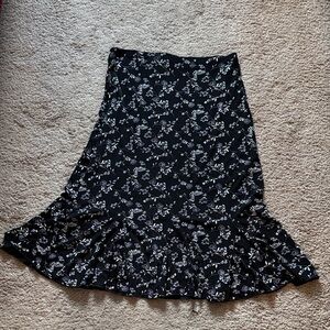 Dressbarn Black and White Floral Flowing Midi Skirt. Size PL